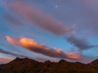 Glühendes Föhn Wolkenschiff am Morgen über Aschauer Bergen mit Mond